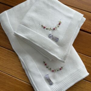 Manta Tricô Básica com Bordado Lateral Floral