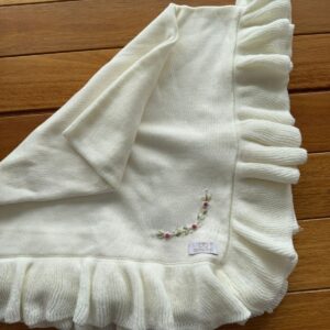 Manta Babado Tricô Off White com Bordado Floral